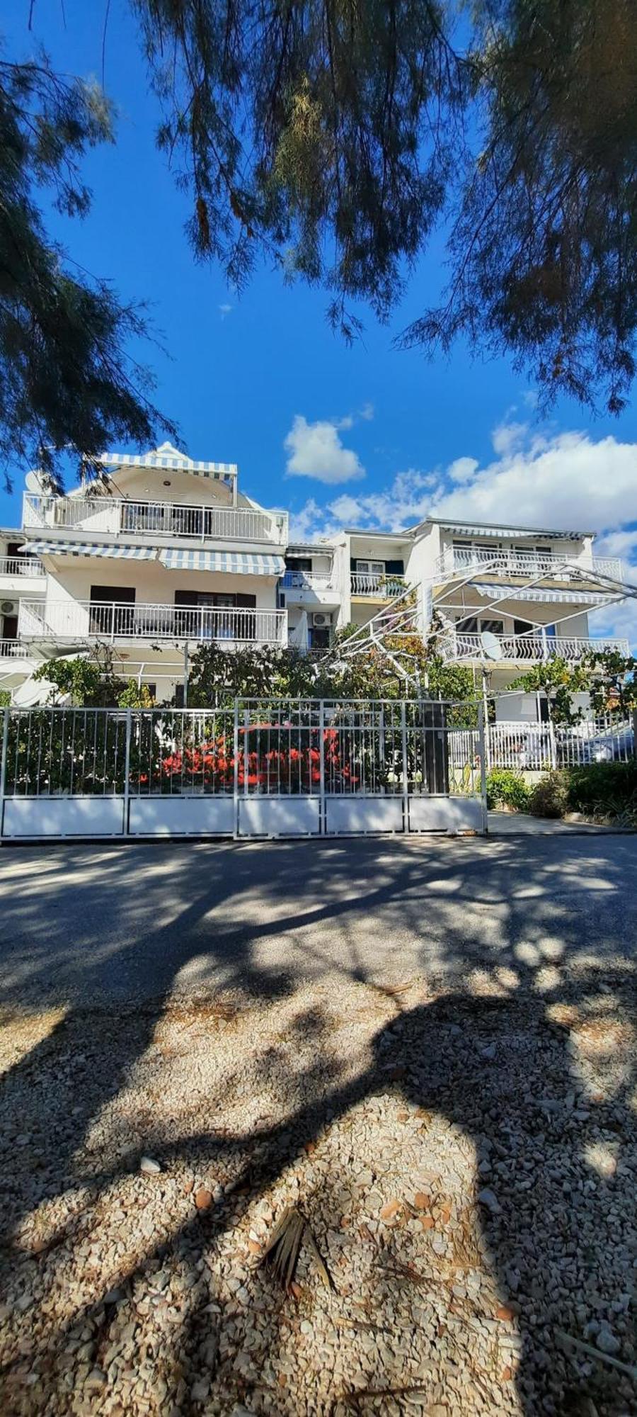 Apartments Ana Bilota Seget Vranjica Bagian luar foto